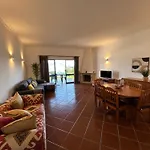 Дом отдыха Moradia 3 - Jardim Da Oura - 700m Da Do De Sao Joao *