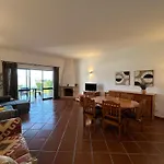 Дом отдыха Moradia 3 - Jardim Da Oura - 700m Da Do De Sao Joao *