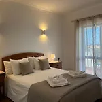 Дом отдыха Moradia 3 - Jardim Da Oura - 700m Da Do De Sao Joao *